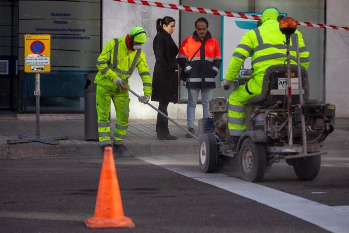 La consejera municipal de Medio Ambiente y Movilidad, Tatiana Gaudes, en las calles de Delicias donde se amplían las plazas de aparcamiento