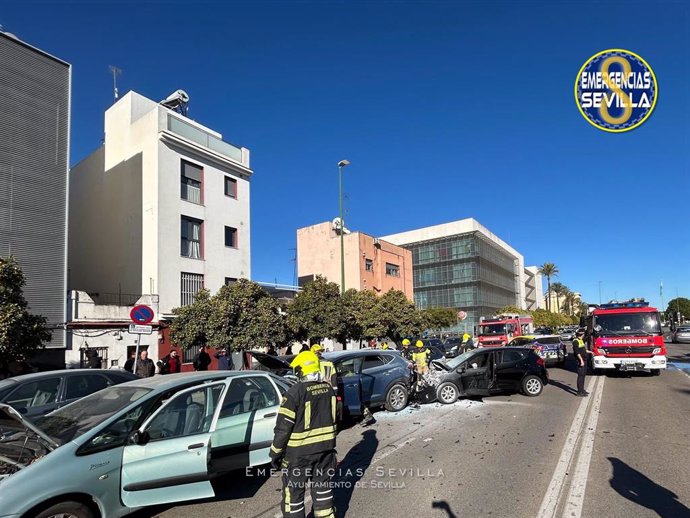 Accidente de tráfico ocurrido junto a la Jefatura de la Policía Local, en la Ronda del Tamarguillo.