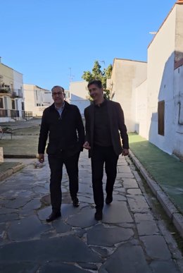 El alcalde de Cáceres, Rafael Mateos, y el concejal de Infraestructuras, Víctor Bazo, visitan el barrio de Las 300