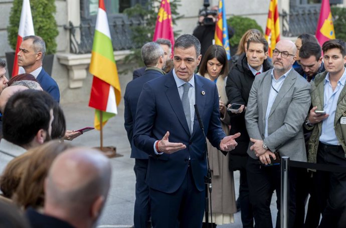 El presidente del Gobierno, Pedro Sánchez, interviene antes del acto institucional por el Día de la Constitución, en el Congreso de los Diputados, a 6 de diciembre de 2024, en Madrid (España). Las Cortes Generales conmemoran el 46º aniversario de la aprob