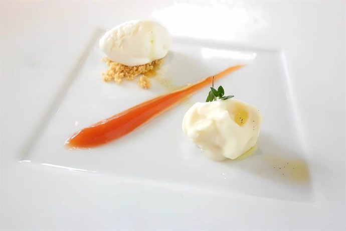 Binomio de Torta del Casar, membrillo trufado y aceite de vainilla del restaurante Atrio