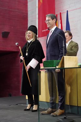 La catedrática de Didáctica de la Expresión Corporal y rectora electa de la Universidad de La Rioja, Eva Sanz, y el presidente de La Rioja, Gonzalo Capellán, durante el acto de investidura de la rectora, en el Centro Cultural del Rioja