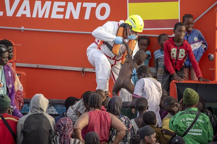 Salvamento Marítimo rescata a varios menores cerca del Puerto de la Restinga.