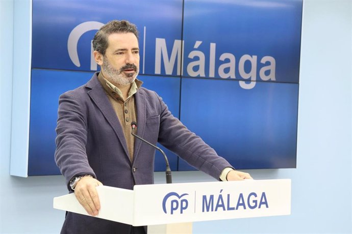 El secretario general del PP de Málaga, José Ramón Carmona, en una rueda de prensa.