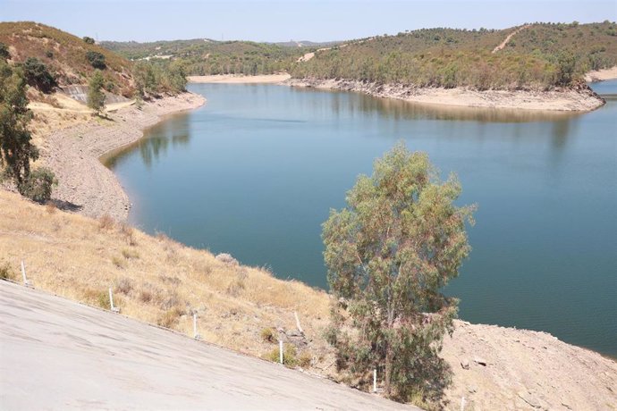 Archivo - Vista general del embalse de Aznalcóllar. A 06 de agosto de 2024, en Aznalcóllar, Sevilla (Andalucía, España).