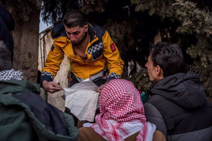 10 December 2024, Syria, Damscus: People scour records at Sednaya Prison on the outskirts of Damascus trying to find information about missing friends and family members. Photo: Sally Hayden/SOPA Images via ZUMA Press Wire/dpa