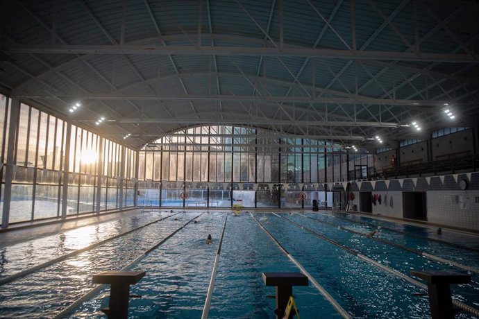 Archivo - Varias personas nadan en una piscina, a 17 de enero de 2024, en Barcelona, Catalunya (España). Los gimnasios y clubes deportivos de Catalunya que tengan piscinas cubiertas y descubiertas podrán llenarlas en estado de emergencia por sequía, siemp