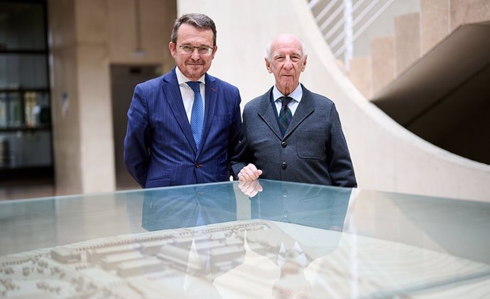 Joaquín Mencos (dcha.) y Alejandro Torres (izqda.) han dado a conocer hoy el fallo del premio en la UPNA.