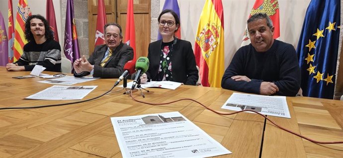 La teniente de alcalde de Empleo, Industria, Comercio, Turismo y Cultura, Sonsoles Prieto, junto con Rodrigo Quesada, director de la coral Amicus Meus; José Ángel Domínguez, presidente del coro Camerata Abulense; y Jesús Martín, del Cascabel de Ávila.