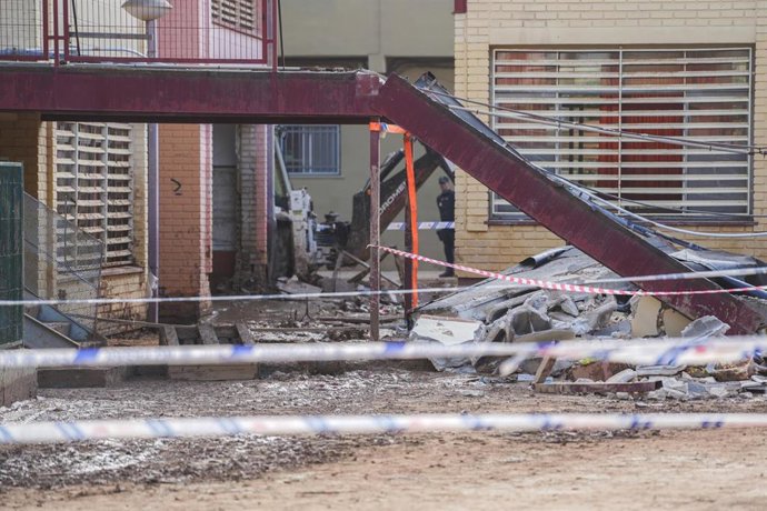 El colegio Luis Vives tras el derrumbe del porchado en el que murió un operario. 