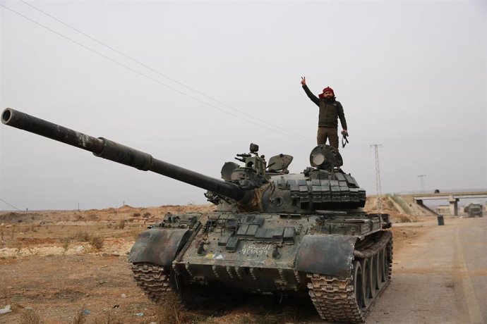 Sirios en un carro de combate del Ejército de Siria tras la retirada de los militares ante el avance de yihadistas y rebeldes en Hama (archivo)