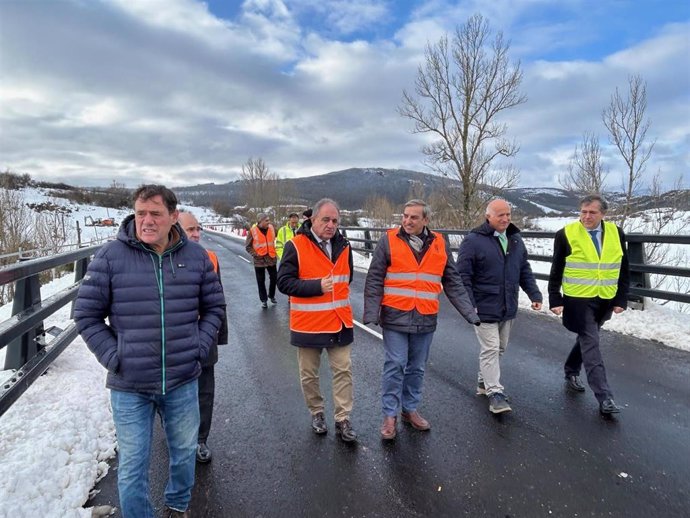 El consejero visita las obras del puente de la CL-627 en Vañes.