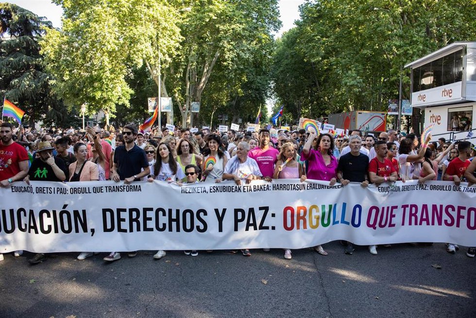 Archivo -  Varios cargos políticos e institucionales sostienen una pancarta durante la manifestación estatal del Orgullo LGTBI+ 2024, a 6 de julio de 2024, en Madrid (España). 