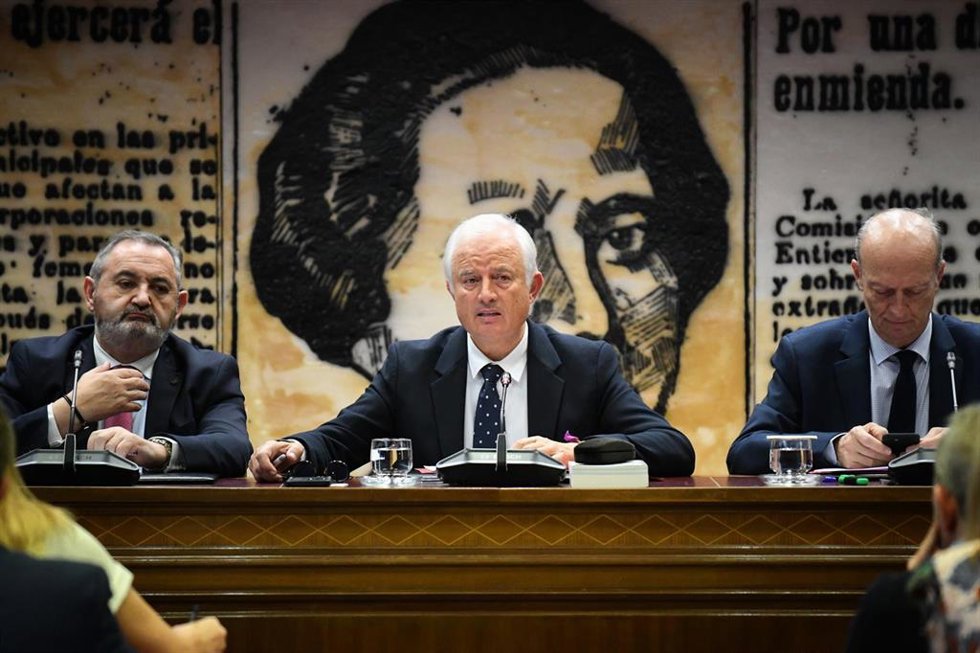 El senador del PP, Eloy Suárez (c), preside la Comisión de Investigación por el caso Koldo, en el Senado, a 21 de noviembre de 2024, en Madrid (España). Jesús María Gómez Martín ha comparecido en la Comisión de Investigación sobre los contratos públic