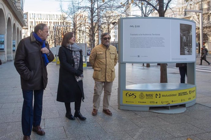 La consejera municipal de Educación, Cultura y Turismo del Ayuntamiento de Zaragoza, Sara Fernández, el decano del REICAZ, Antonio Morán, y el comisario de la exposición de los 625 años del Colegio de Abogados