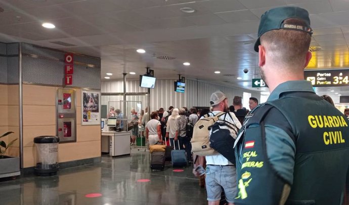 Archivo - Agente de la Guardia Civil en el aeropuerto de Ibiza