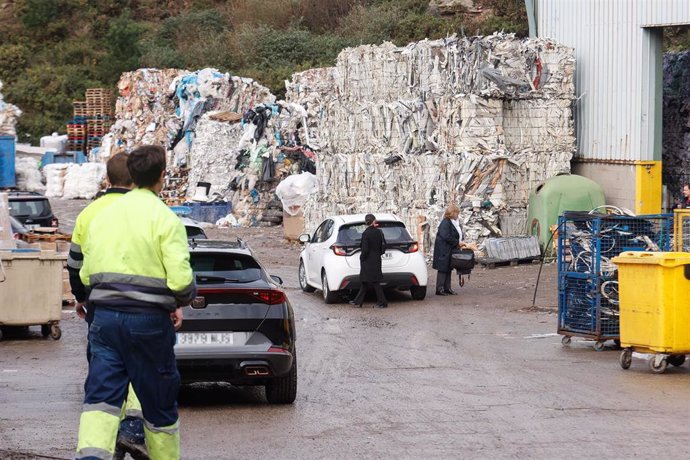 Varios agentes de la Policía Nacional trabajan en el lugar dónde se ha encontrado el cuerpo, a 10 de diciembre de 2024, en Nostián, A Coruña, Galicia (España). La Policía Nacional ha abierto una investigación por la aparición de un cadáver en un contenedo