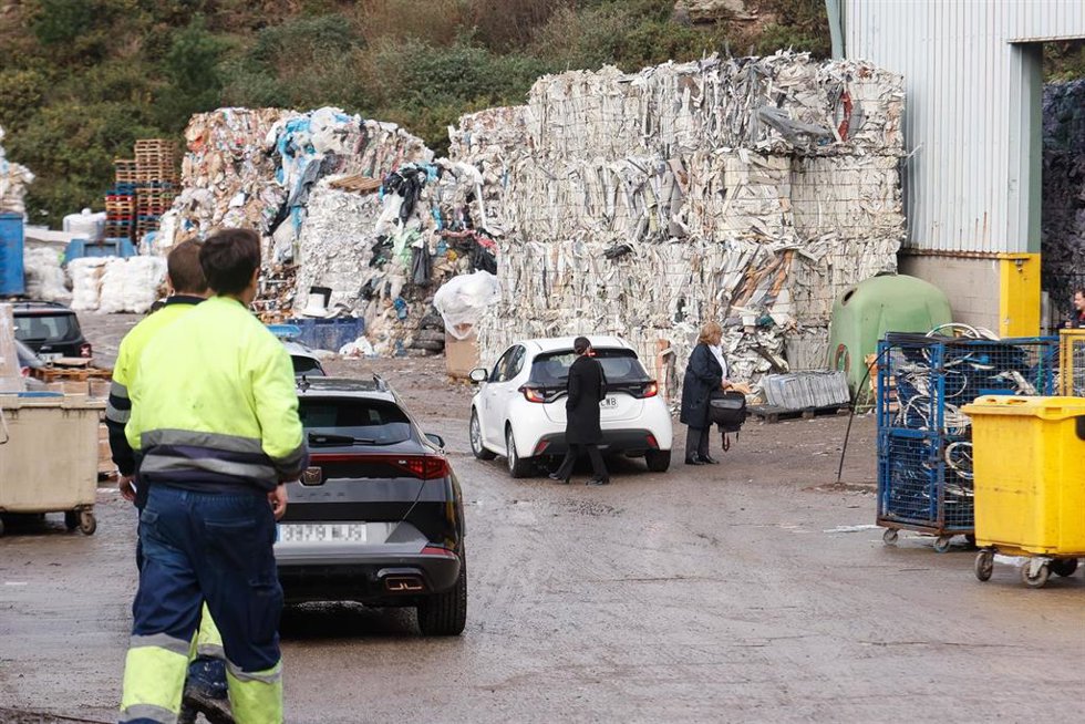 Varios agentes de la Policía Nacional trabajan en el lugar dónde se ha encontrado el cuerpo, a 10 de diciembre de 2024, en Nostián, A Coruña, Galicia (España). La Policía Nacional ha abierto una investigación por la aparición de un cadáver en un contene