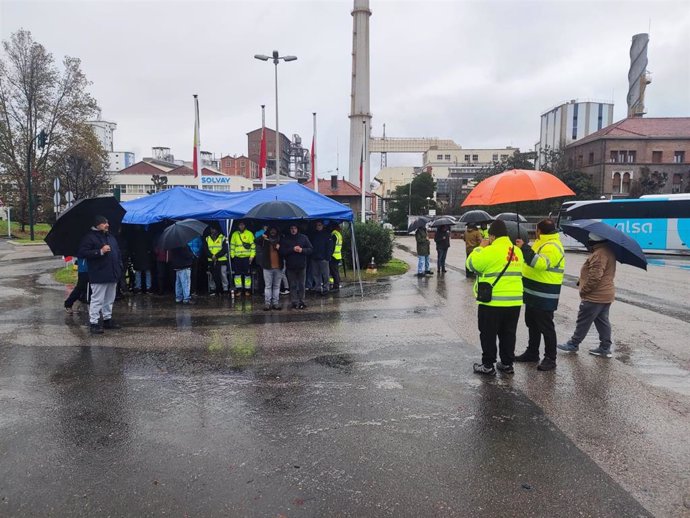 Concentración de los trabajadores de la logística de Solvay este martes