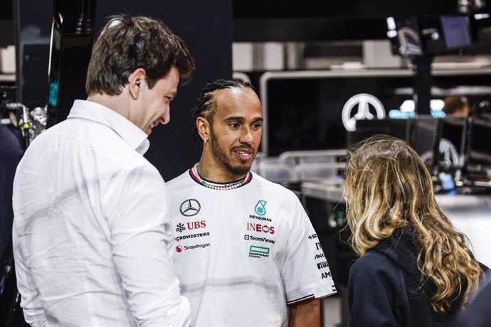 Archivo - El director de equipo de Mercedes Toto Wolff conversa con el piloto británico Lewis Hamilton.