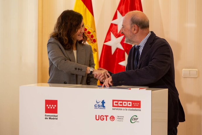 La presidenta de la Comunidad de Madrid, Isabel Díaz Ayuso, firma con los sindicatos CCOO, UGT, CSIF y CSIT-Unión Profesional el nuevo convenio para el personal funcionario y laboral al servicio de la Administración regional.