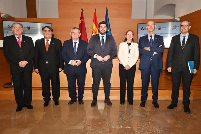 El jefe del Ejecutivo autonómico, Fernando López Miras, presidió hoy el pleno extraordinario del Consejo Escolar de la Región de Murcia, celebrado con motivo de su XXV aniversario