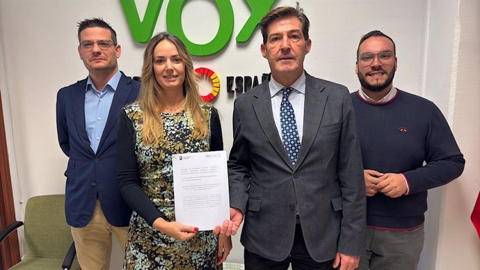 La portavoz municipal del Vox, Yolanda Gómez, presenta enmiendas presentadas a los presupuestos del Ayuntamiento para 2025.