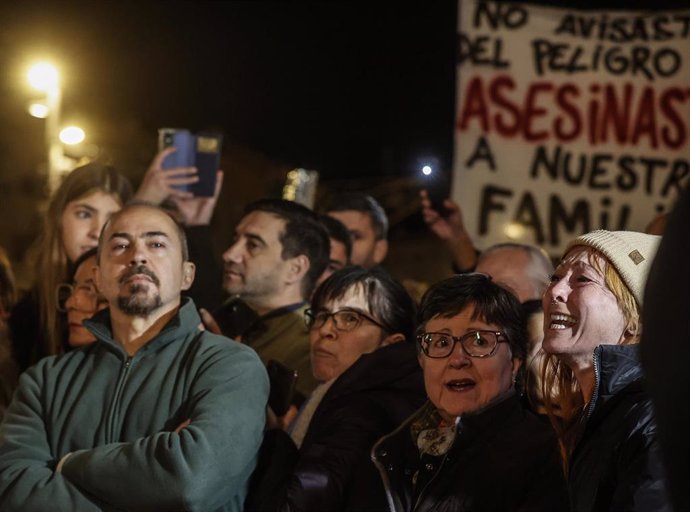 Manifestantes en el exterior durante la misa funeral por los fallecidos en las inundaciones provocadas por la dana  en la Catedral de Valencia