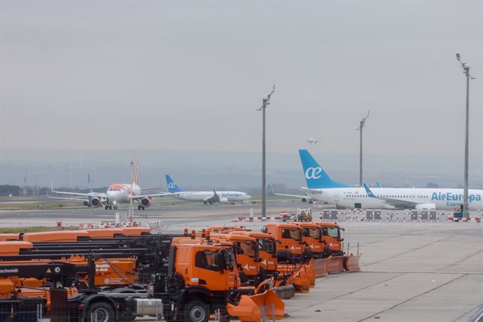 Archivo - Varios aviones en el aeropuerto Adolfo Suárez Madrid-Barajas, a 2 de enero de 2024, en Madrid (España). 