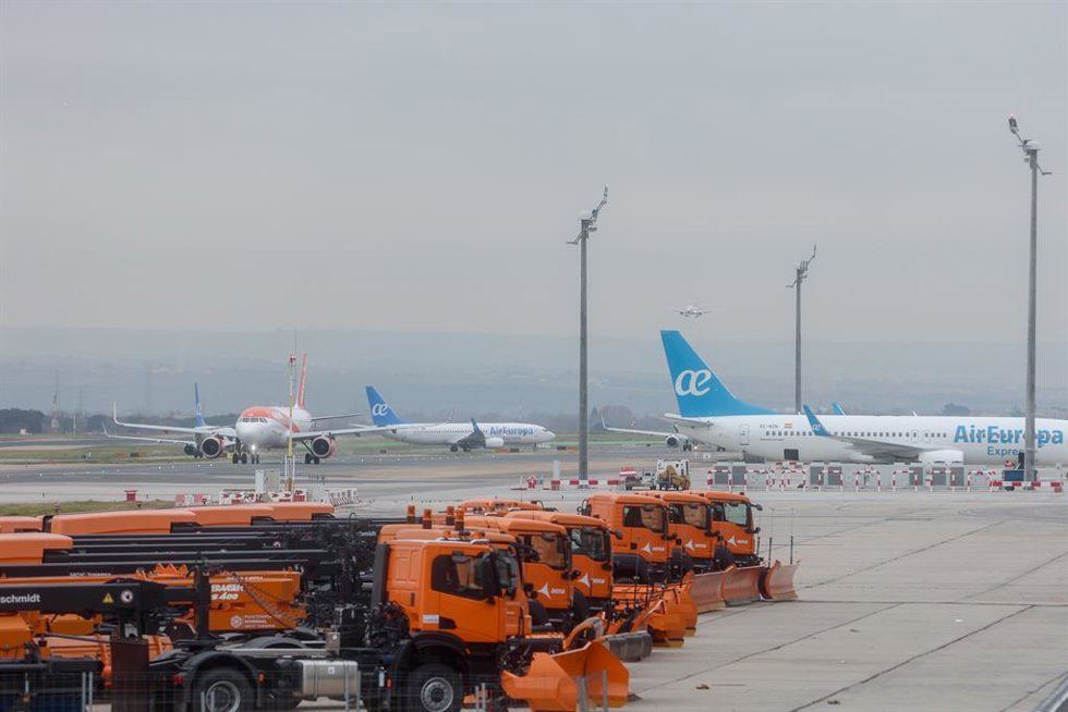 Archivo - Varios aviones en el aeropuerto Adolfo Suárez Madrid-Barajas, a 2 de enero de 2024, en Madrid (España).