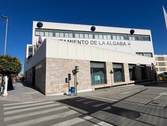 Archivo - Fachada del Ayuntamiento de La Algaba, en Sevilla.