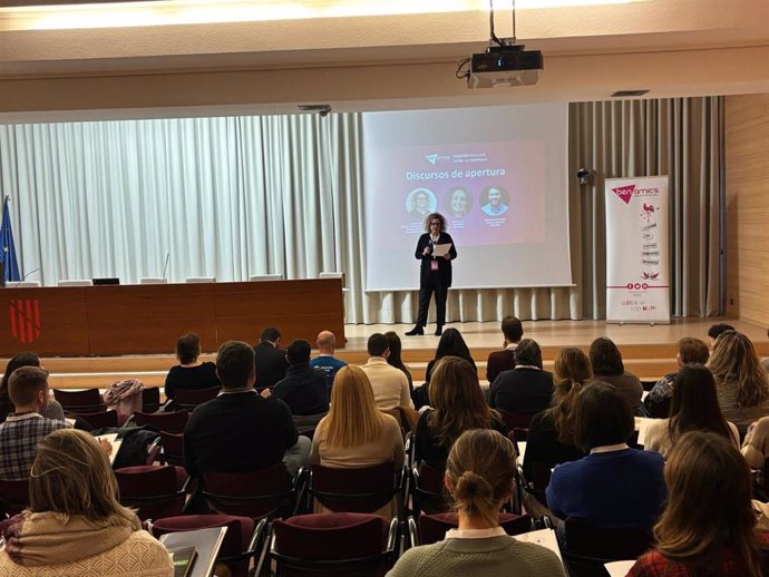 La directora general de Familias, Infancia, Juventud, Igualdad y Diversidad, Farners Saneiro, inaugura el congreso 'Inclusión LGTBI en la empresa'.