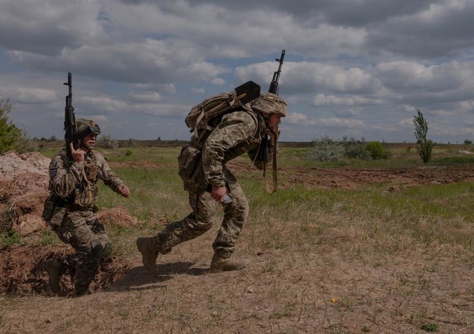 Archivo - May 17, 2024: Dontesk, Ukraine: Members of the 22nd brigade complete first aid and artillery training in Dontesk region in Ukraine.