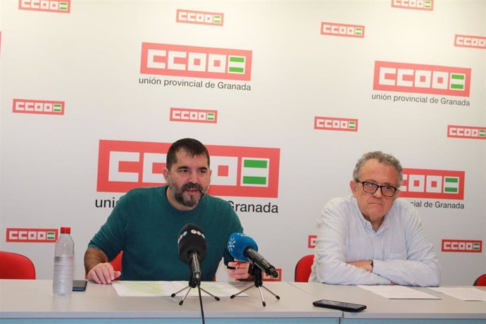 Archivo - Daniel Mesa, de CCOO, interviene ante los medios en imagen de archivo en presencia de Félix Alonso