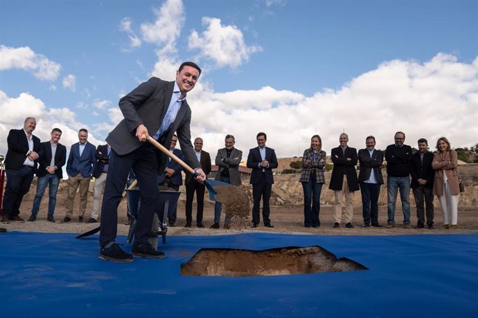 El presidente de la Diputación de Almería, Javier Aureliano García, durante el acto de colocación de primera piedra del complejo deportivo de Almerimar.