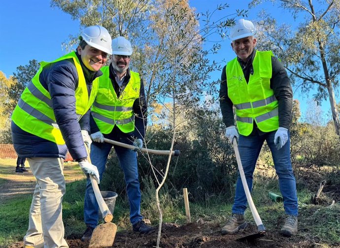 Adolfo Molina, José María Bellido y Rafael Martínez en la plantación de especies en el Parque Periurbano de Los Villares.