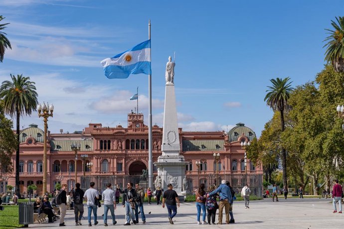 Archivo - April 10, 2024, Buenos Aires, Autonomous City Of Buenos Aires, Argentina: People around an Argentine flag & Pirámide de May or May Pyramid in Plaza de Mayo in front of the Casa Rosada. Buenos Aires, Argentina.  The statue represents Liberty.