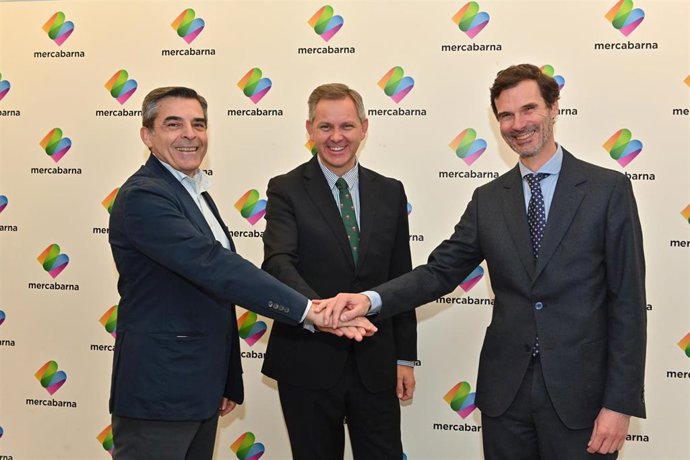 El director Técnico y de Innovación de Ecoembes,  José Ramírez Sánchez-Paniagua, el presidente de Mercasa, José Miñones, y el director general de Mercabarna, Pablo Vilanova.