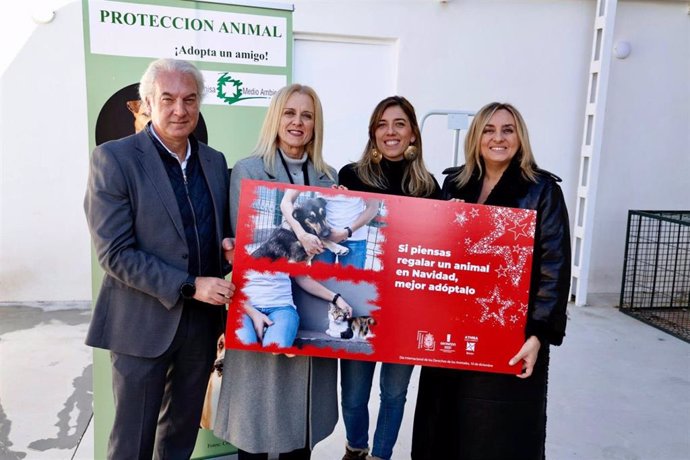 La alcaldesa de Granada, Marifrán Carazo, (1d) ha asistido a la presentación de la campaña de adopción responsable de perros y gatos con la edil de Consumo, Elisa Campoy, (2i) y el director de Athisa Medio Ambiente, José Antonio Huertas (1i)