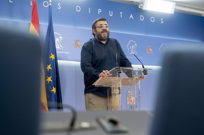 Archivo - El diputado de Mes por Mallorca-Sumar,  Vicenç Vidal, durante una rueda de prensa anterior a la reunión de la Junta de Portavoces, en el Congreso de los Diputados, a 17 de septiembre de 2024, en Madrid (España).