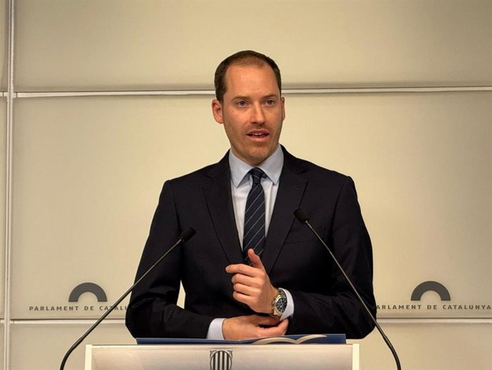 El portavoz del PP en el Parlament, Juan Fernández, en rueda de prensa este martes