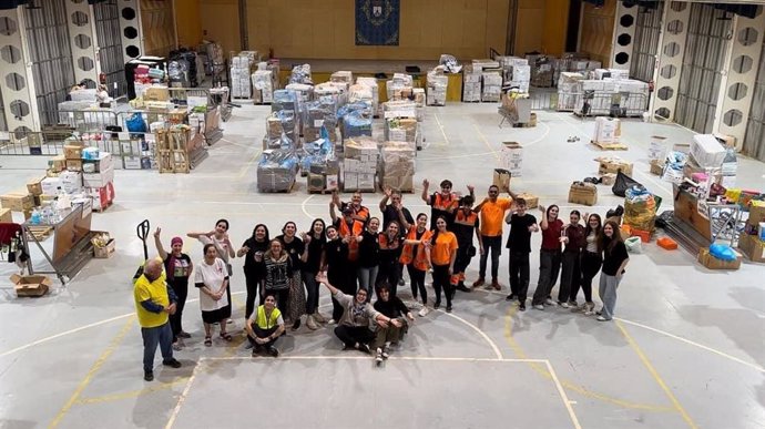 Voluntarios de Alcalá ayudan a los afectados por la DANA en Valencia.