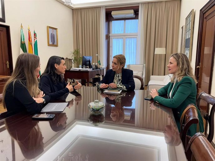 La presidenta de la Diputación de Cádiz, Almudena Martínez del Junco, en una reunión con María Espejo y Lidia María Jaime, responsables de la Asociación de Artes Escénicas y Audiovisuales de Jerez.