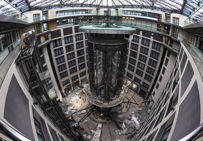 Archivo - FILED - 20 January 2023, Berlin: The destroyed cylinder of the aquadome and remnants of the acrylic cladding are seen in the Radisson Blu hotel lobby after the large aquarium burst. T