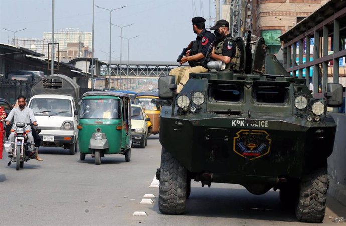 Archivo - Imagen de archivo de efectivos del Ejército durante una protesta del PTI en Pakistán.