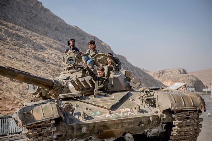 Niños subidos a un tanque del Ejército sirio cerca de la frontera con Líbano