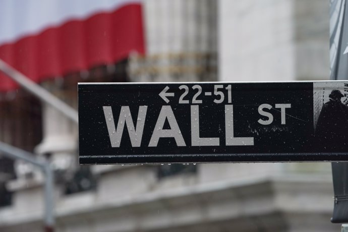 Archivo - 03 April 2020, US, New York: A Wall street sign is hanged near the facade of the New York Stock Exchange as stocks fall after the US reports job losses in March and on coronavirus fears. Photo: Bryan Smith/ZUMA Wire/dpa