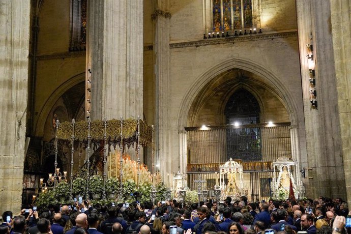 La Esperanza de Triana llega a la Catedral de Sevilla para la Magna