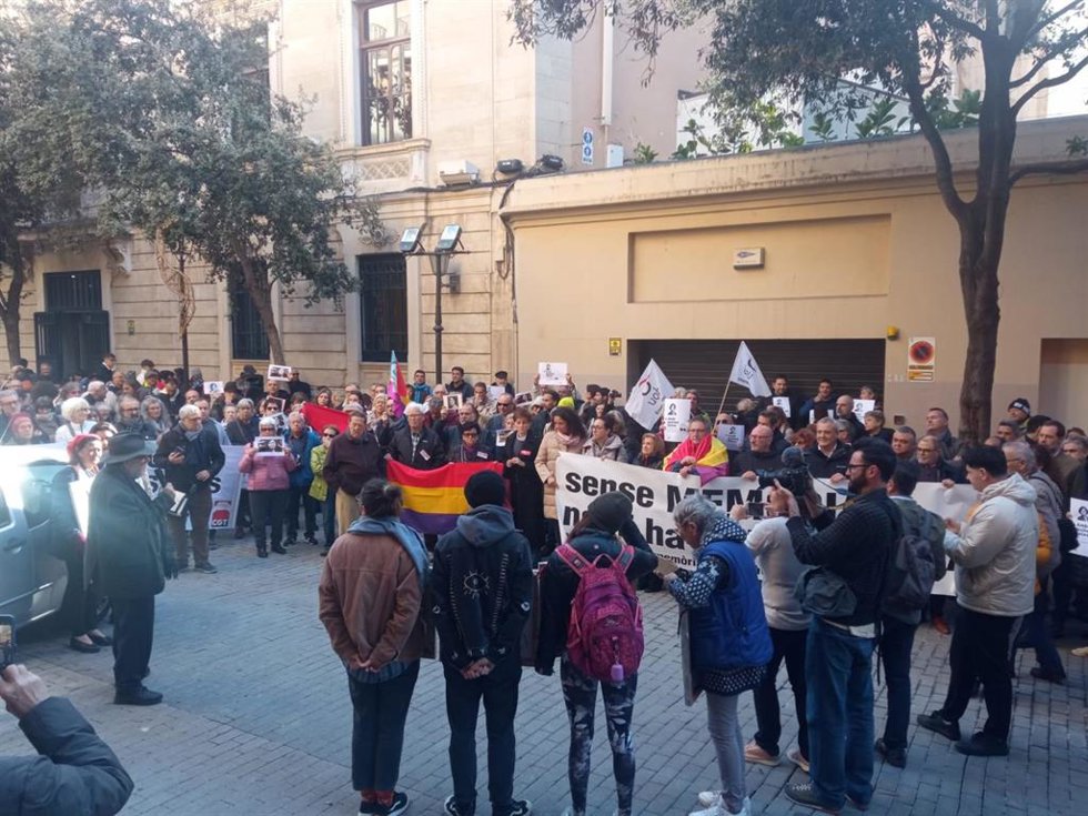 Concentración de la Plataforma per la Memria Democrtica en contra de la derogación de la ley de memoria democrática.