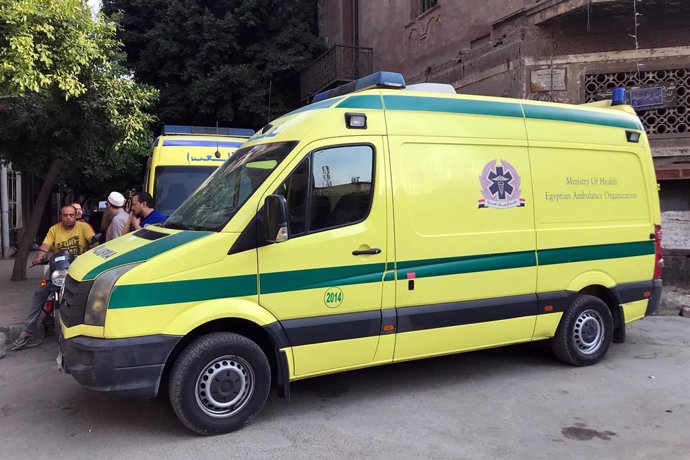 Archivo - CAIRO, June 17, 2022  -- An ambulance is seen near a collapsed building in Cairo, Egypt, on June 17, 2022. Six people were killed and another one was injured on Friday when the five-story building collapsed in Cairo, Egyptian Health Ministry's s